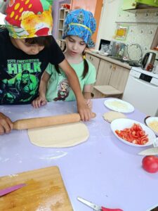 PIZZA – это не просто блюдо, а символ весёлых моментов и тёплых посиделок.