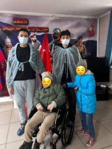 С волонтерами помогали детям сиротам съездить на прием к врачам.